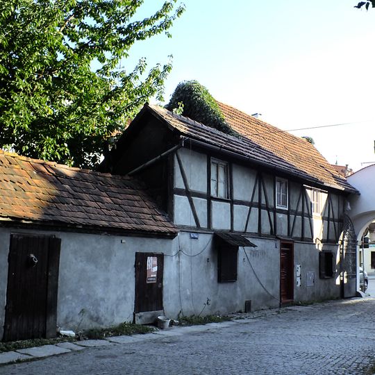 Dom przybramny w zespole Kościoła Pokoju, tzw. Młodzieżowym)