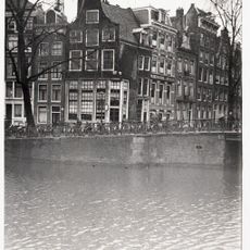 Pand met gevel onder rechte lijst met consoles en dwarsdak