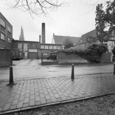 Looierij Requoin: fabrieksschoorsteen