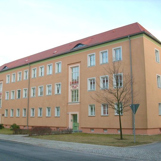 Mehrfamilienhaus der Wohnanlage Bahnhofsvorstadt, mit Erinnerungstafel August-Bebel-Straße 16a, 16b