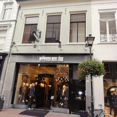 Voormalig bankgebouw, thans winkel