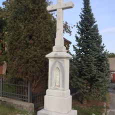 Kříž u obecního úřadu v Kamenné
