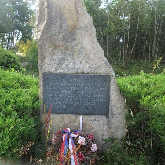 Památník severně od Lipice