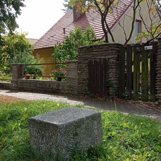 Torzo kříže v Aleji Míru