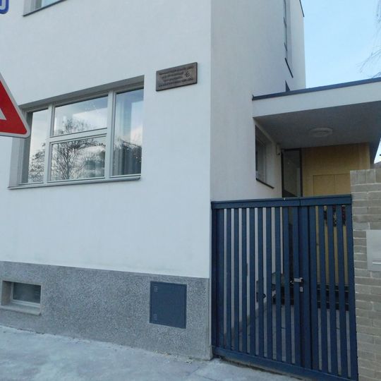 Pamětní deska Jiřího Rathouského na domě Za Hanspaulkou 874/15 na Hanspaulce