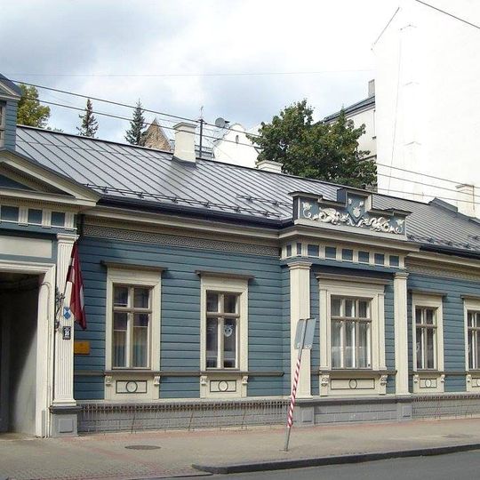 Savrupmāja, vēlāk sabiedriska ēka