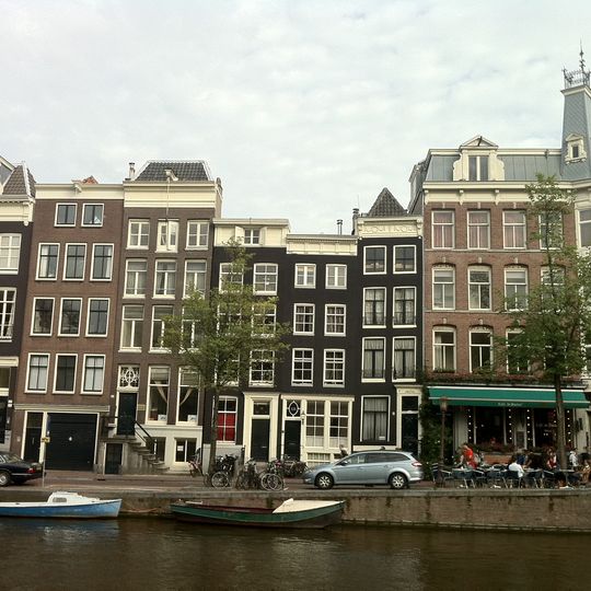 Pand met gevel onder rechte lijst met consoles