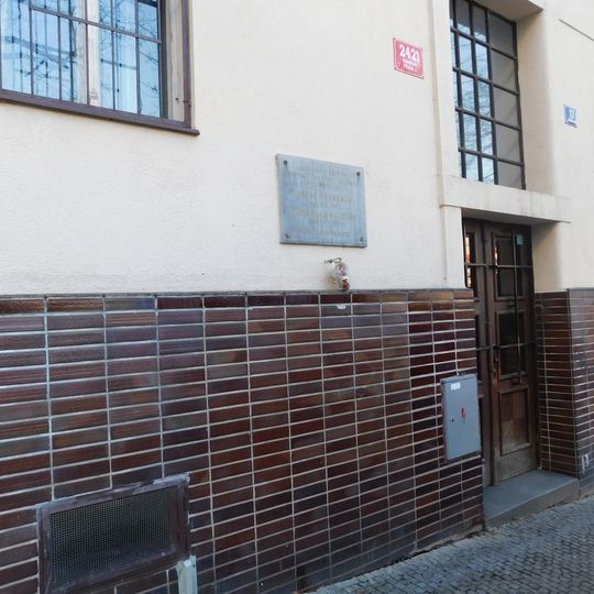 Pamětní deska Josefa Kacbundy a Miroslava Nálevky na domě Bořivojova 2421/17 na Žižkově