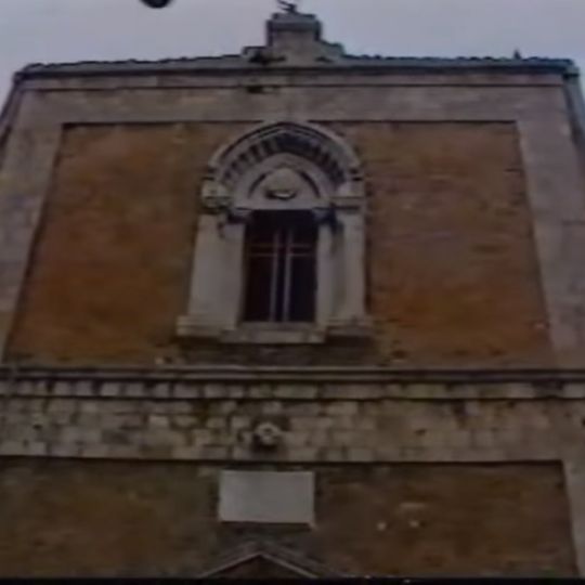 Borgo fortificato con torre