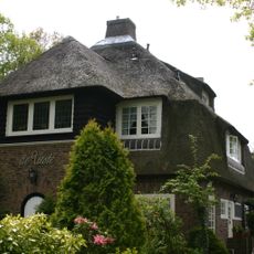 De Veste: woonhuis met bijbehorende toegangshek