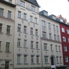 Mietshaus in geschlossener Bebauung mit Vorgarten Casparistraße 3