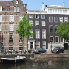 Pand met gevel onder rechte lijst