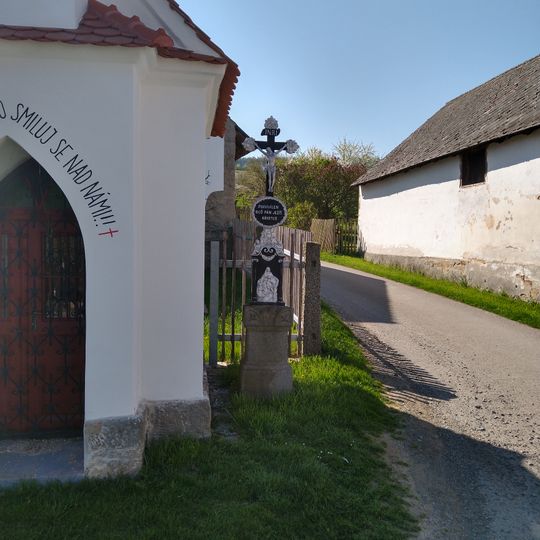 Kříž před kaplí
