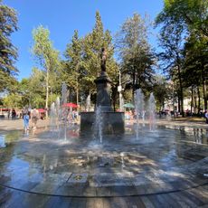 Fuente Mujer con Flores