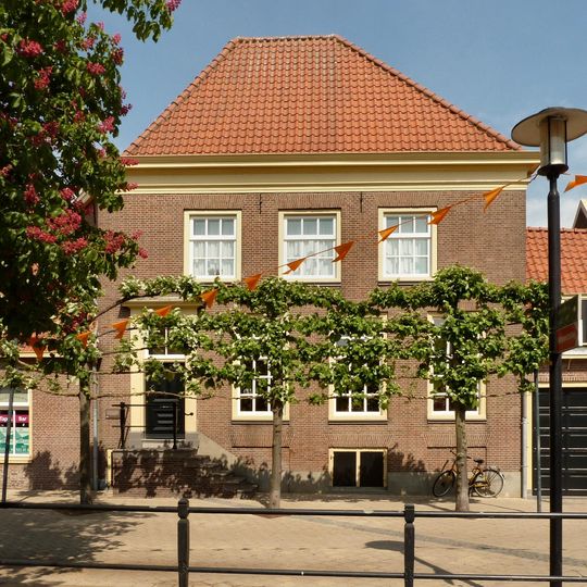 "Amsterdams" koopmanshuis met wijnkelders en enkele 17de en 18de eeuwse bijgebouwen (tabakspakhuis.