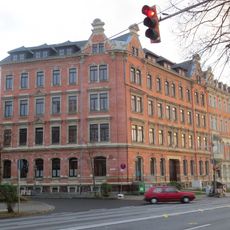 Mietshaus in geschlossener Bebauung in Ecklage, mit Vorgarten Dresdner Straße 74